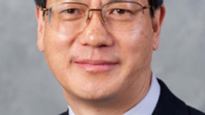 旋钮式时间继电器通过旋钮设定时间。具体操作如下：